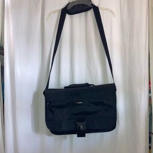 Solo black classic messenger bag